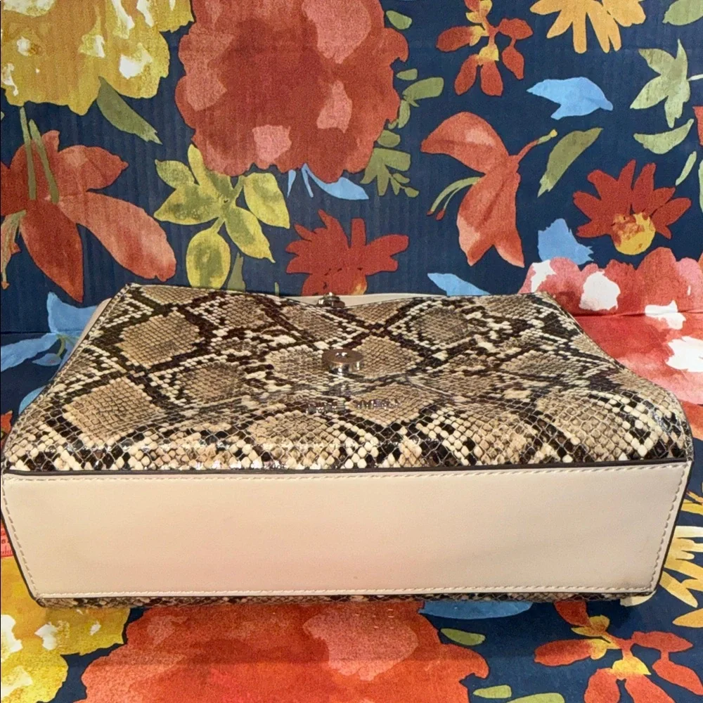 Elegant Snakeskin Patterned Handbag with Cream Accents Bow